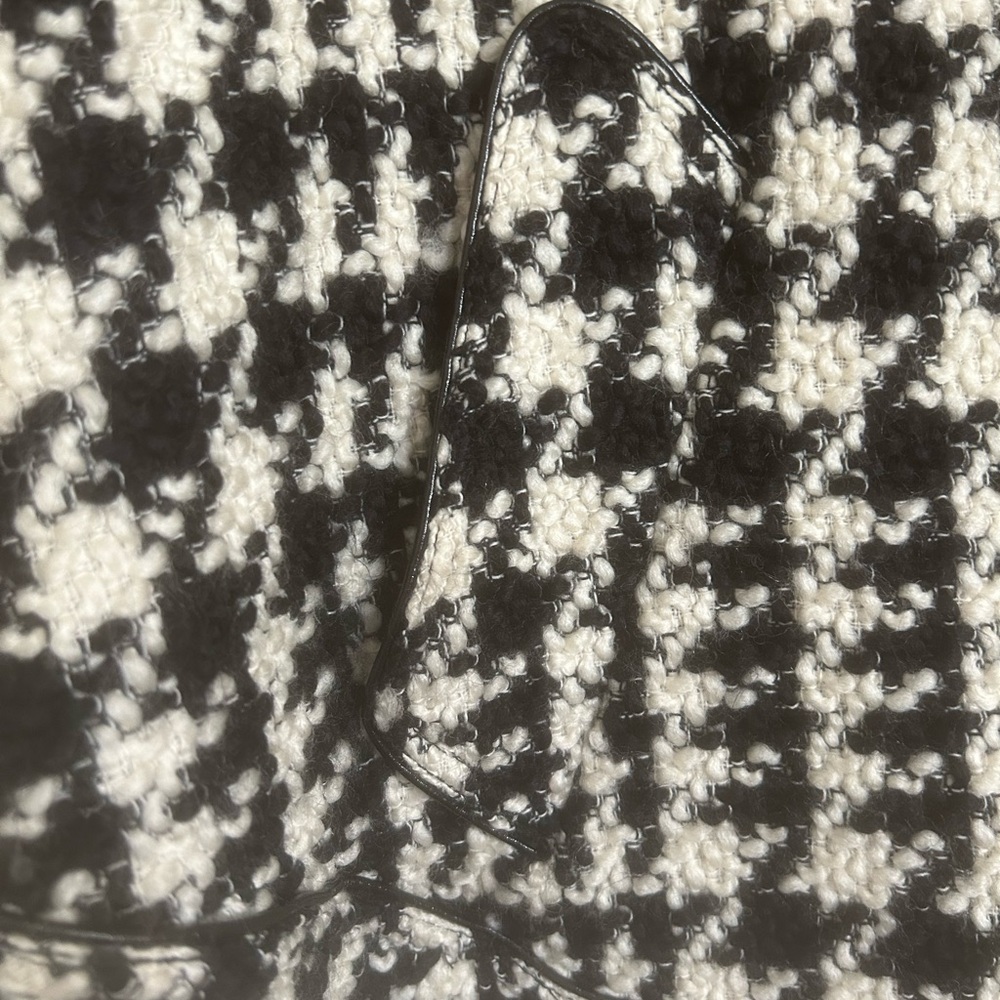 Gorgeous Houndstooth Cape, black, Ivory, button closure. Small, gently used. - Picture 3 of 14